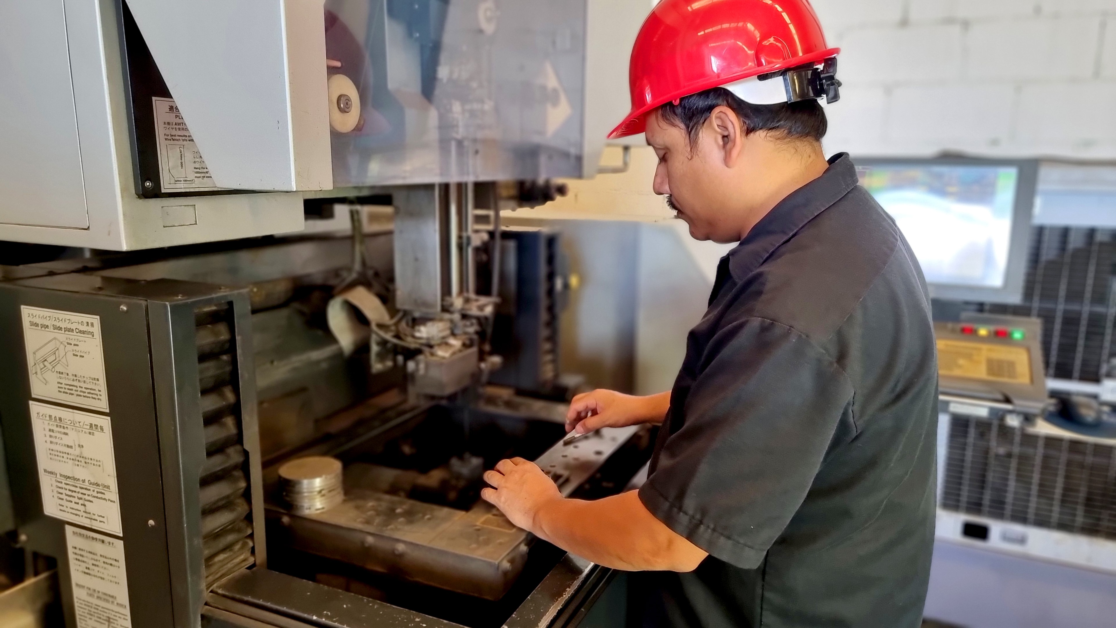 Operador en máquina de manufactura industrial