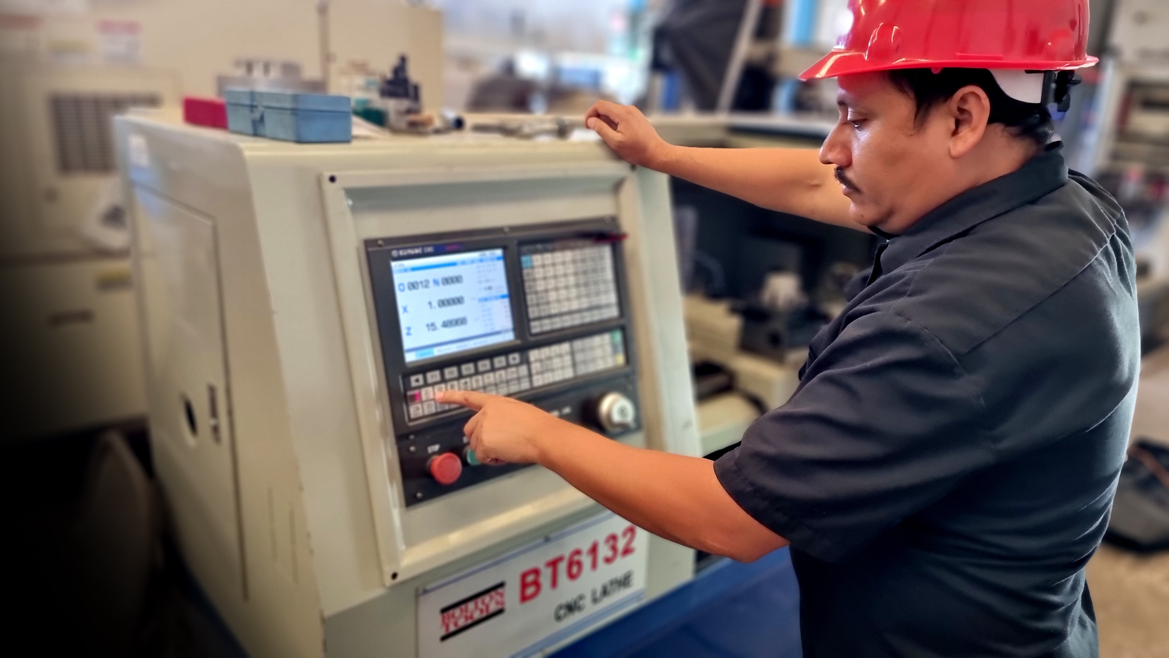 Operador programando torno CNC BT6132