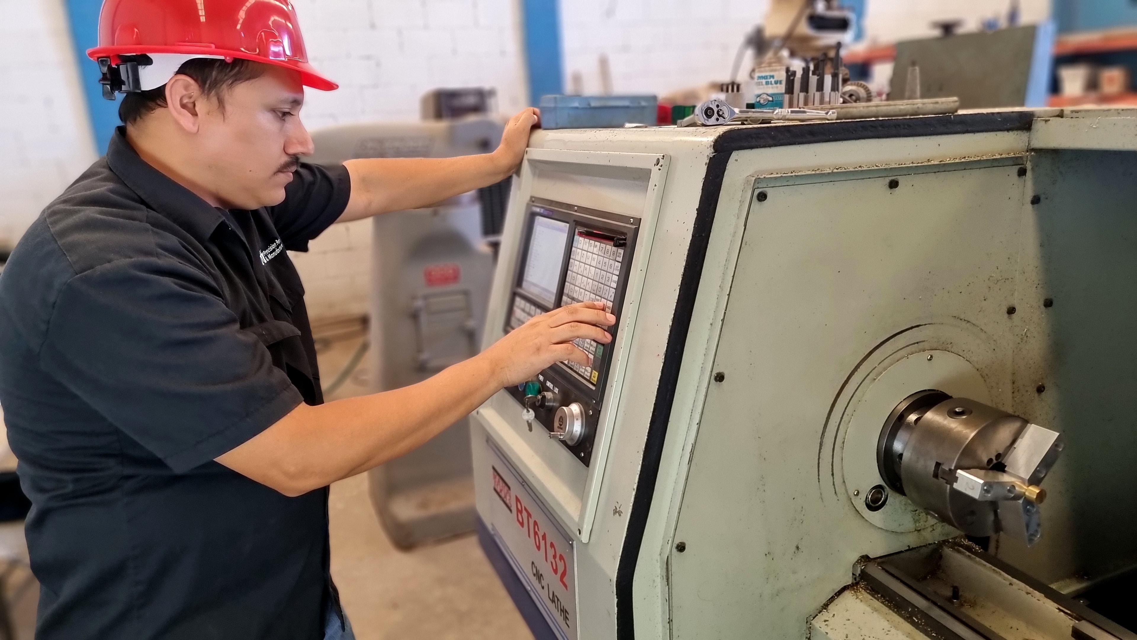 Técnico operando rectificadora Chevalier