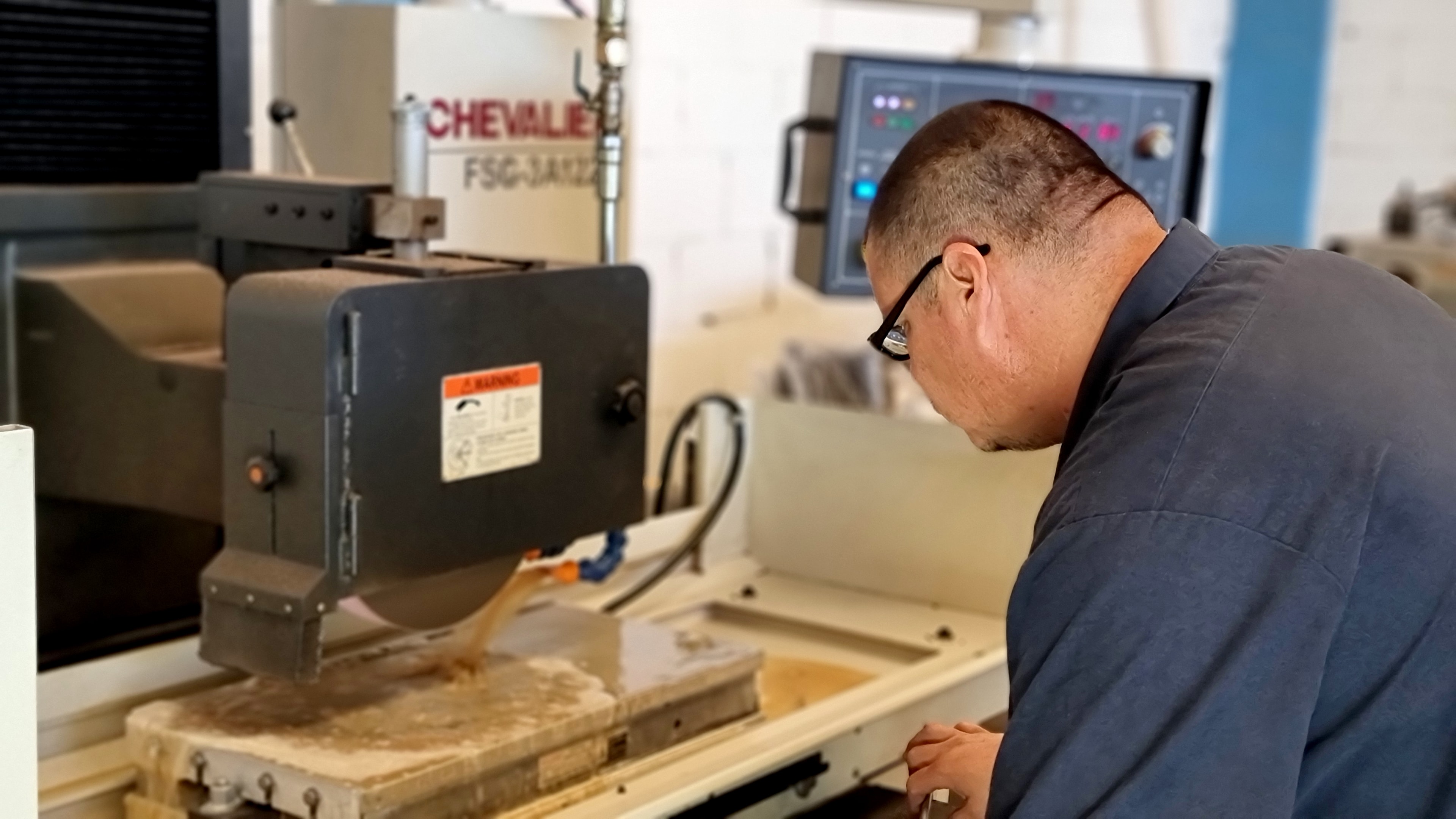 Operador configurando torno CNC