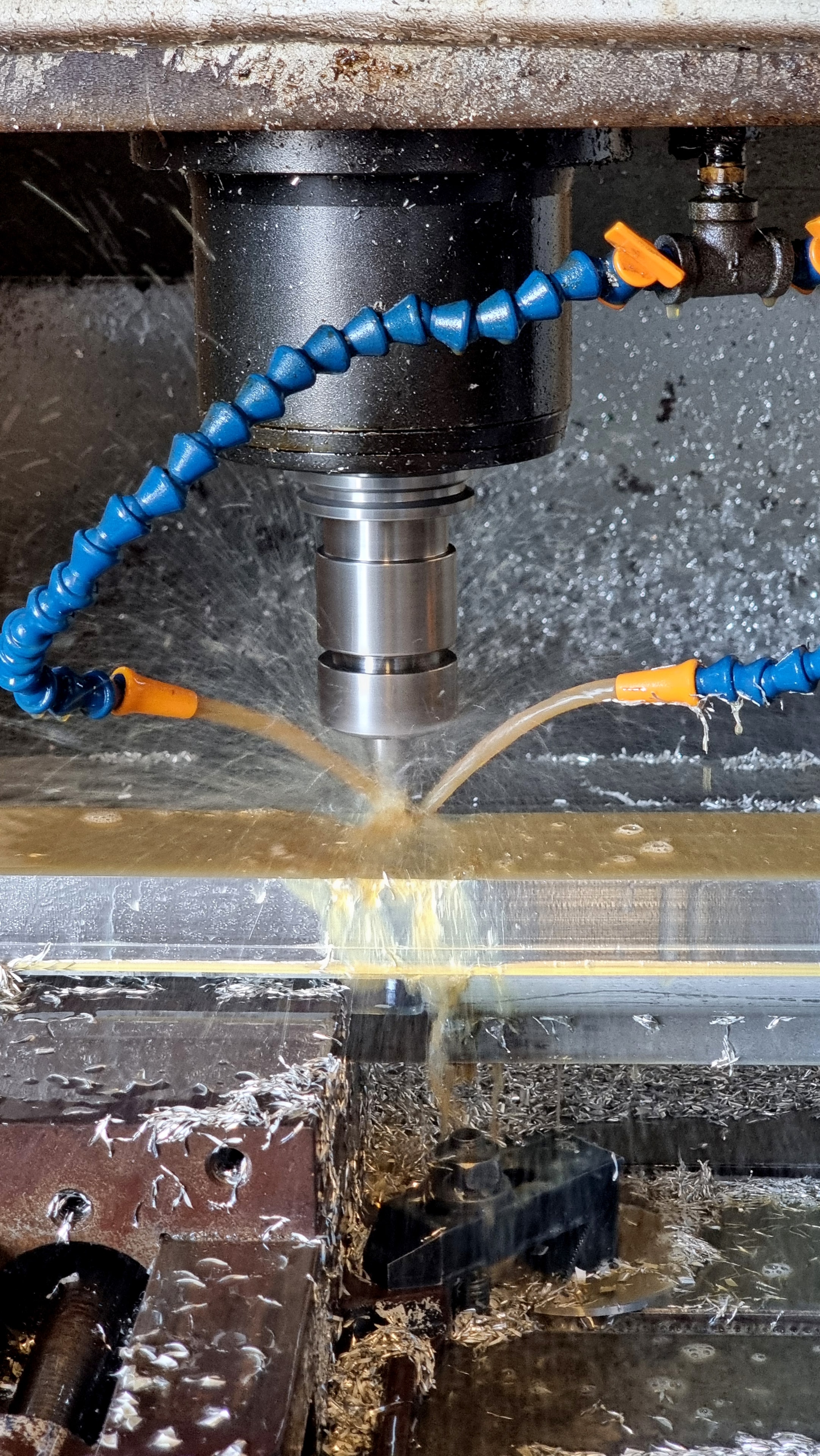 Proceso de fresado CNC con refrigerante