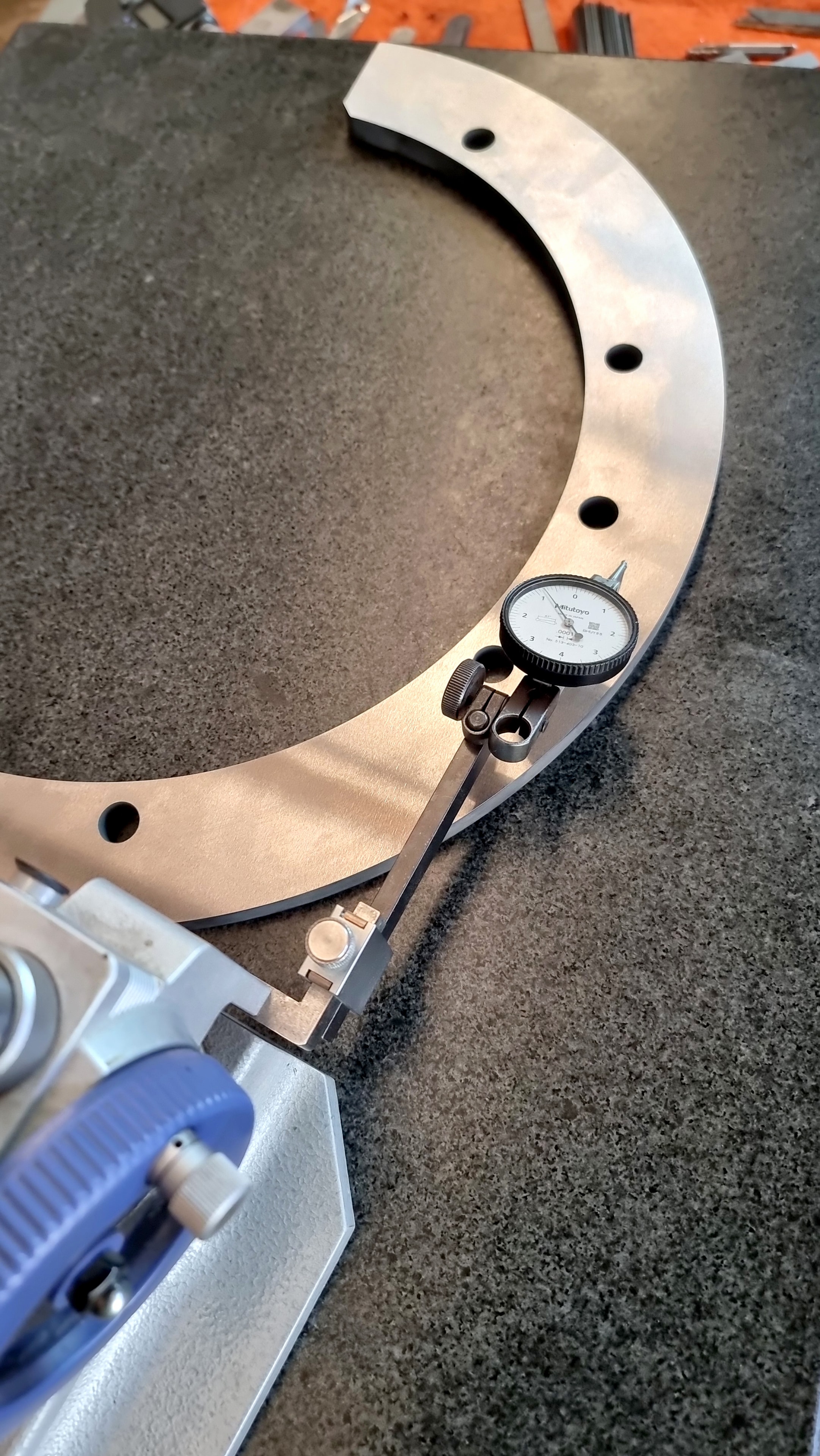 Medición de pieza circular con reloj comparador