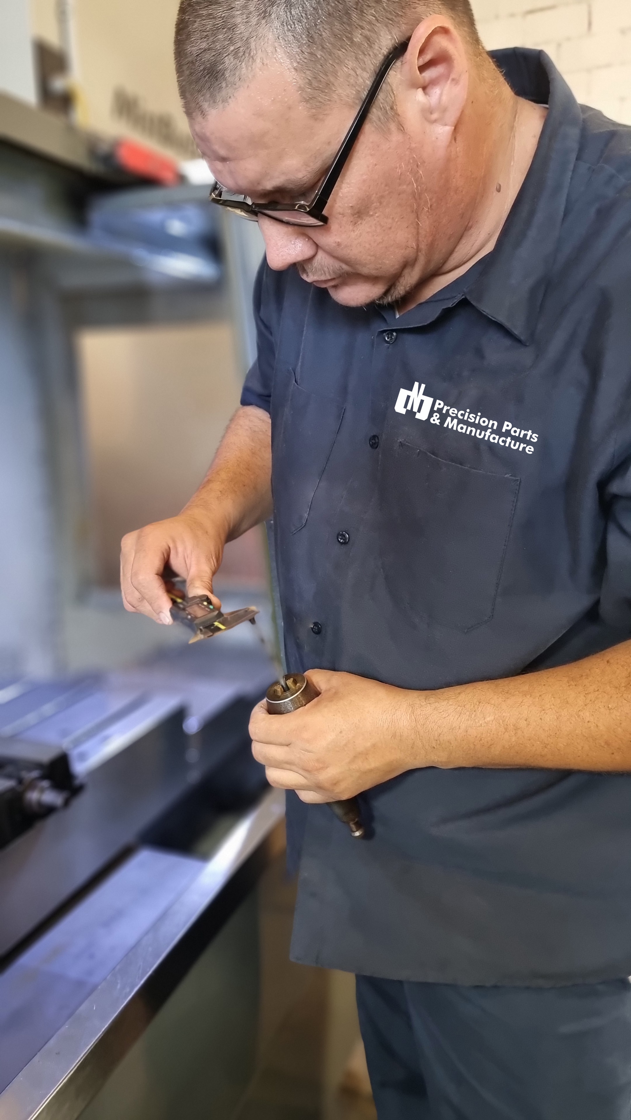 Técnico PPM inspeccionando pieza maquinada